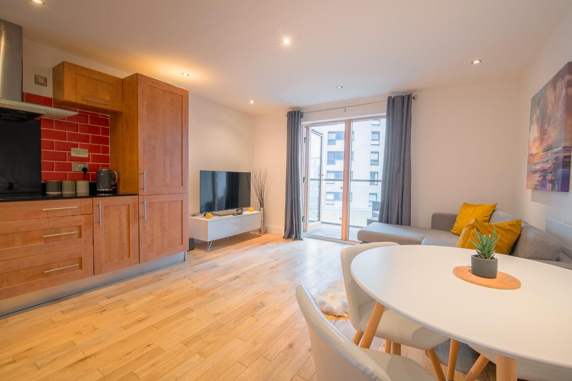 Stunning City Centre Water Views 2 Bed 2 Bath Free Parking Apartment Leeds  Exterior photo